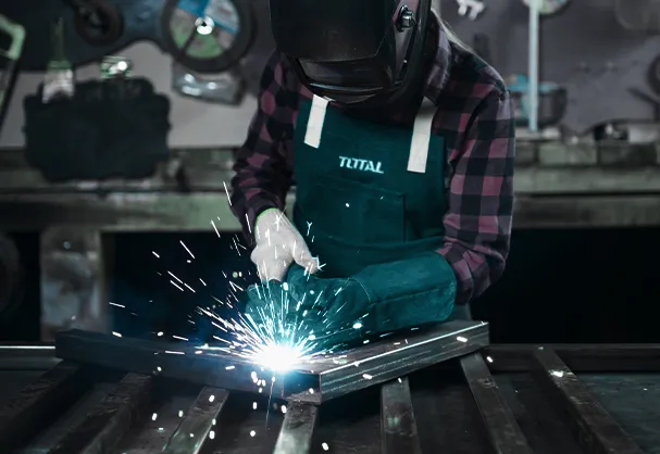 Hombre utilizando la soldadora Total sobre una mesa de metal