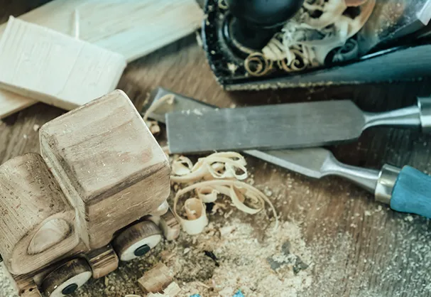 Carrito de madera y herramientas Total sobre una mesa